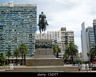 Montevideo, Montevideo, Uruguay statue équestre de José Gervasio Artigas dans Plaze Independencia. Banque D'Images