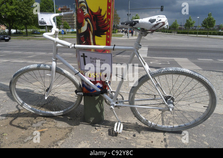 Un fantôme, un cycle vélo peint en blanc pour commémorer une personne tué en vélo, à Berlin Banque D'Images