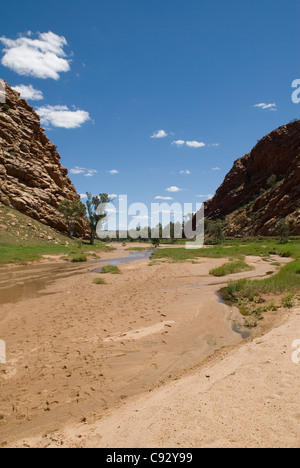 Le Alice Springs Resort est une lacune dans les MacDonnell Ranges qui un site sacré pour les populations autochtones mais qui est l'entrée à la fois Banque D'Images