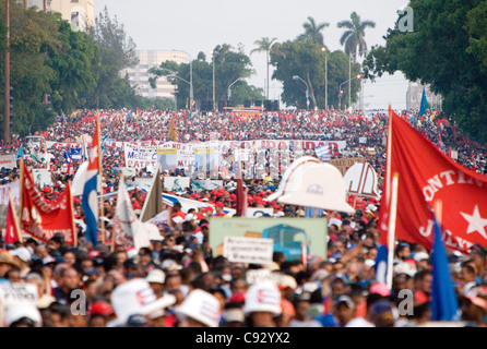 Immense foule au défilé du jour de mai. La Havane, Cuba Banque D'Images