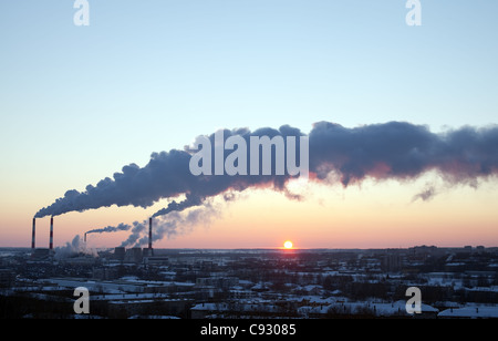 Industrielle d'hiver coucher du soleil avec de la fumée sur sky Banque D'Images