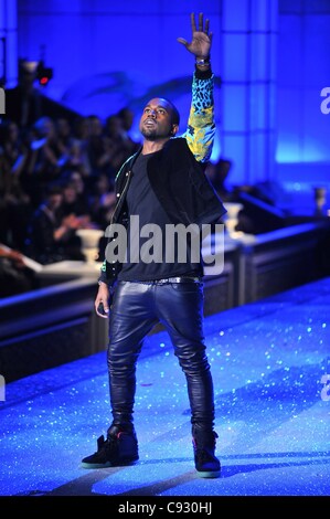 Kanye West sur scène pour 2011 Victoria's Secret Fashion Show - Piste, Lexington Armory, New York, NY Le 9 novembre 2011. Photo par : Gregorio T. Binuya/Everett Collection Banque D'Images