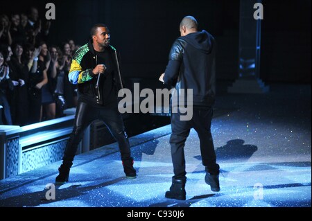 Kanye West, Jay-Z sur scène pour 2011 Victoria's Secret Fashion Show - Piste, Lexington Armory, New York, NY Le 9 novembre 2011. Photo par : Gregorio T. Binuya/Everett Collection Banque D'Images