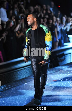 Kanye West sur scène pour 2011 Victoria's Secret Fashion Show - Piste, Lexington Armory, New York, NY Le 9 novembre 2011. Photo par : Gregorio T. Binuya/Everett Collection Banque D'Images