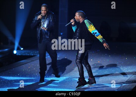 Kanye West, Jay-Z sur scène pour 2011 Victoria's Secret Fashion Show - Piste, Lexington Armory, New York, NY Le 9 novembre 2011. Photo par : Gregorio T. Binuya/Everett Collection Banque D'Images