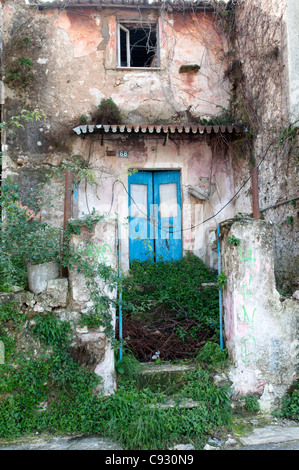 Il y a quelques signes de la pauvreté et de la récession dans les petits villages de l'île de Corfou et il y a des maisons abandonnées sur les principaux Banque D'Images