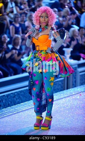 Nicki Minaj sur scène pour 2011 Victoria's Secret Fashion Show - Piste, Lexington Armory, New York, NY Le 9 novembre 2011. Photo par : Gregorio T. Binuya/Everett Collection Banque D'Images