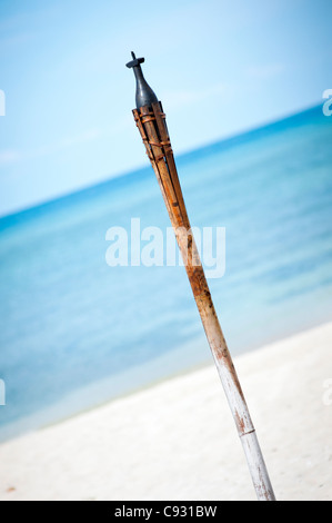 L'article lampe à huile dans le sable sur la plage en face de la mer Banque D'Images