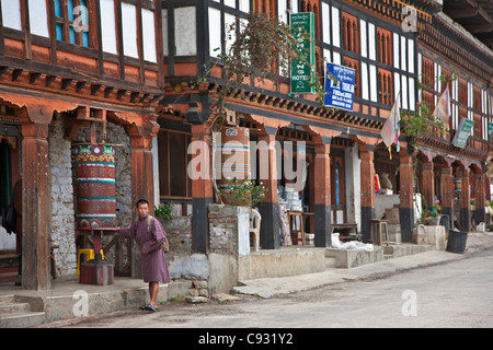 La rue principale de Mongar reflétant des magasins et hôtels locaux construit dans le style architectural bhoutanais. Banque D'Images