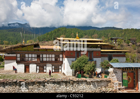 La belle 7ème siècle Jampay Lhakhang (temple) à la périphérie de Jakar dans la vallée de Bumthang. Banque D'Images