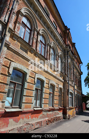 Vieux bâtiment de briques rouge russe compensées par un ciel bleu profond Banque D'Images