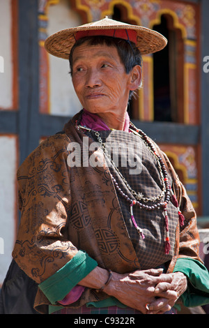 Une femme en robe nationale bhoutanaise porte un chapeau de bambou traditionnel appelé Belo. Banque D'Images