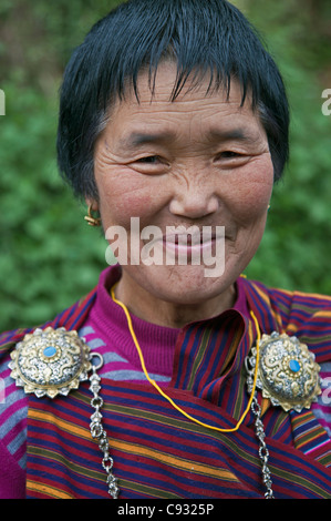 Une femme en robe nationale bhoutanaise appelée kira. Banque D'Images