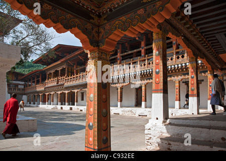 Vieux bâtiments encadrent une cour dans le Punakha Dzong, est la deuxième plus ancienne et la plus importante des dzong du Bhoutan. Banque D'Images