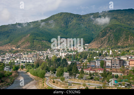 Située à une altitude de plus de 2 200 mètres et entouré de montagnes, Thimphu est la capitale du Bhoutan. Banque D'Images