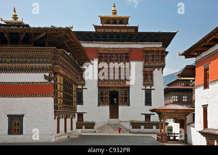 Beaux bâtiments monastiques entourent la cour de Trashi Chhoe Dzong à Thimphu. Banque D'Images