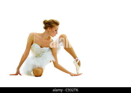 Portrait de ballerine gracieuse de garder l'équilibre sur fond blanc Banque D'Images