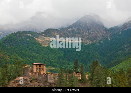 Les ruines de Drukgyel Dzong dans la haute vallée de Paro. Banque D'Images