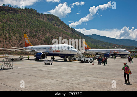 Bhutans seul aéroport est situé en haute altitude, à la périphérie de Paro. Banque D'Images