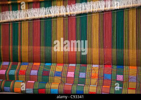 La soie à motifs magnifiquement matériel être tissé sur un métier traditionnel en bois. Banque D'Images