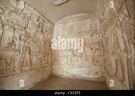 Sculptures hiéroglyphique égyptienne dans une chambre dans le temple de Medinat Habu à Louxor Banque D'Images