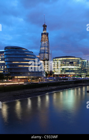 Une tempête s'accumule sur la nouvelle tour sur la rive sud de Londres, le Fragment. Au premier plan l'hôtel de ville de Norman Foster. Banque D'Images