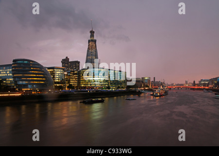 Une tempête s'accumule sur la nouvelle tour sur la rive sud de Londres, le Fragment. Au premier plan l'hôtel de ville de Norman Foster. Banque D'Images