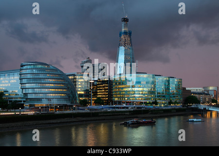 Une tempête s'accumule sur la nouvelle tour sur la rive sud de Londres, le Fragment. Au premier plan l'hôtel de ville de Norman Foster. Banque D'Images