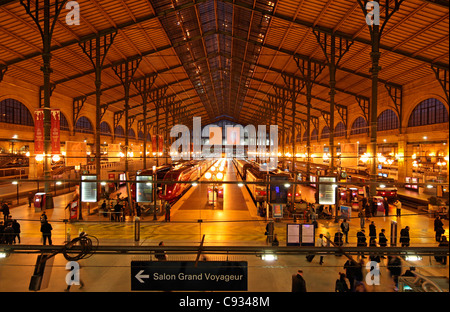 À l'intérieur de la Gare du Nord, l'accueil de l'Eurostar et la passerelle à Londres. Banque D'Images