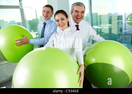 Portrait de joyeux partenaires commerciaux des grosses couilles looking at camera in office Banque D'Images
