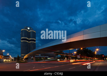 Crépuscule sur la passerelle au lien vers l'immeuble de bureaux du siège de BMW et Museum, Munich, Bavière, Allemagne Banque D'Images