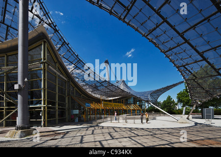 Résistance à la structure du toit du Hall olympique de Munich, le Parc olympique de Munich, Munich Gern, Bayern, Allemagne. Banque D'Images