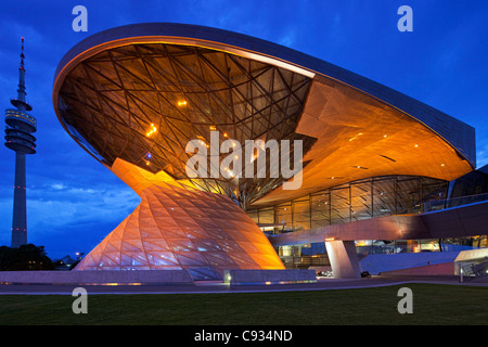 Crépuscule sur l'entrée principale de BMW Welt, un complexe d'exposition de la société BMW, Munich, Bavière, Allemagne Banque D'Images