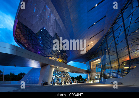 Crépuscule sur l'entrée principale de BMW Welt, un complexe d'exposition de la société BMW, Munich, Bavière, Allemagne Banque D'Images