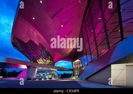 Crépuscule sur l'entrée principale de BMW Welt, un complexe d'exposition de la société BMW, Munich, Bavière, Allemagne Banque D'Images