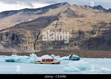 Les touristes visiter la lagune Jokulsarlon dans un débarquement amphibie. Banque D'Images