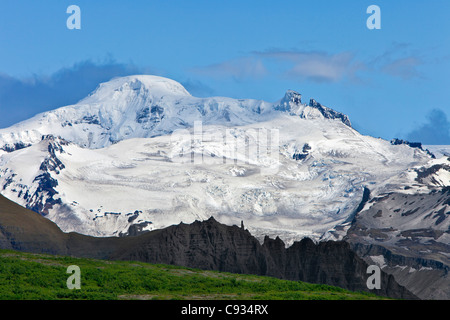 Photographié du parc national de Skaftafell, Hvannadalshnjukur est les plus hauts sommets à 2110 m au-dessus du niveau de la mer. Banque D'Images