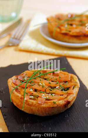 Tartelettes de saumon aux épinards. Recette disponible. Banque D'Images