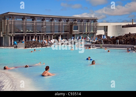 Le spa géothermal blue lagoon dans le sud-ouest de l'Islande est les îles plus unique et très populaire. Banque D'Images