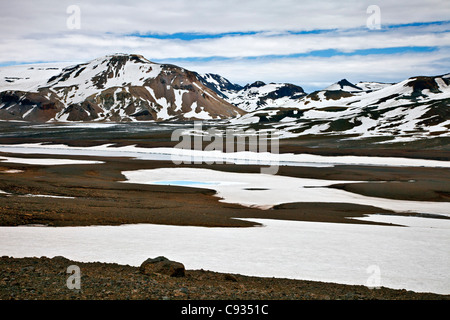 Le petit volcan et glacier du Parc National Pingvellir en Porisjokull au début de l'été. Banque D'Images