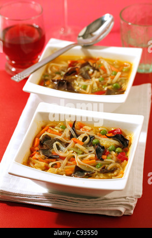 Soupe chinoise aux légumes et champignons. Recette disponible. Banque D'Images