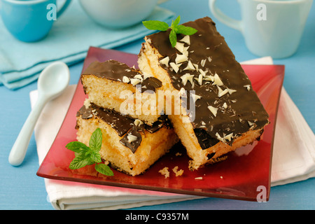 Gâteau éponge avec de la confiture et du chocolat. Recette disponible. Banque D'Images