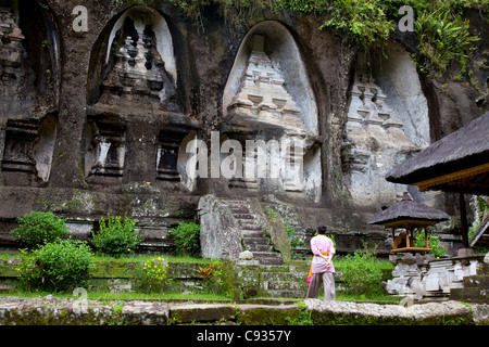 Bali, Ubud. Un touriste contemple l'énorme sanctuaires creusées à même la falaise face au Temple de Gunung Kawi. M. Banque D'Images