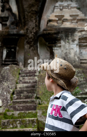 Bali, Ubud. Un touriste contemple l'énorme sanctuaires creusées à même la falaise face au Temple de Gunung Kawi. M. Banque D'Images