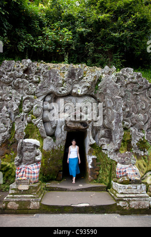 Bali, Ubud. Une jeune femme sort de l'exploration de l'un des sanctuaires à l'éléphant Goa Gajah Grottes près de Ubud. M. Banque D'Images