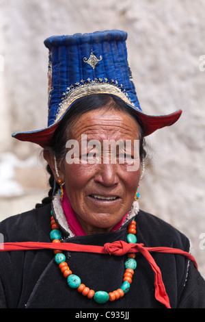L'Inde, le Ladakh, Likir. Dame ladakhis portant chapeau traditionnel au festival d'hiver, le monastère de Likir, Ladakh, Inde Banque D'Images