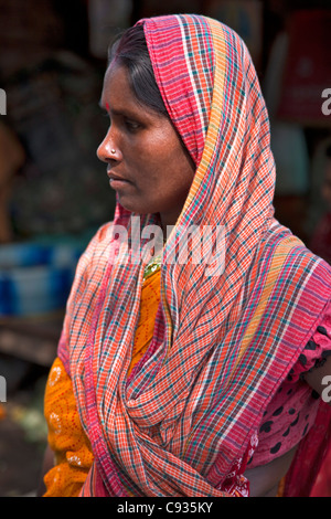 Une femme hindoue à l'animation Mullik Ghat marché aux fleurs près de Howrah Bridge. Banque D'Images