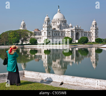 Situé dans un parc bien entretenu, le magnifique édifice Commémoratif Victoria avec ses dômes en marbre blanc. Banque D'Images