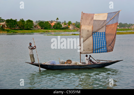 Un bateau de pêche avec un engin naviguer sur le fleuve Hooghly off Kalna. Banque D'Images