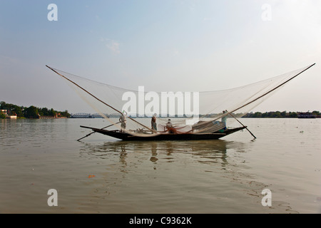 La pêche sur la rivière Hooghly à portée de vue de Howrah Bridge. Banque D'Images